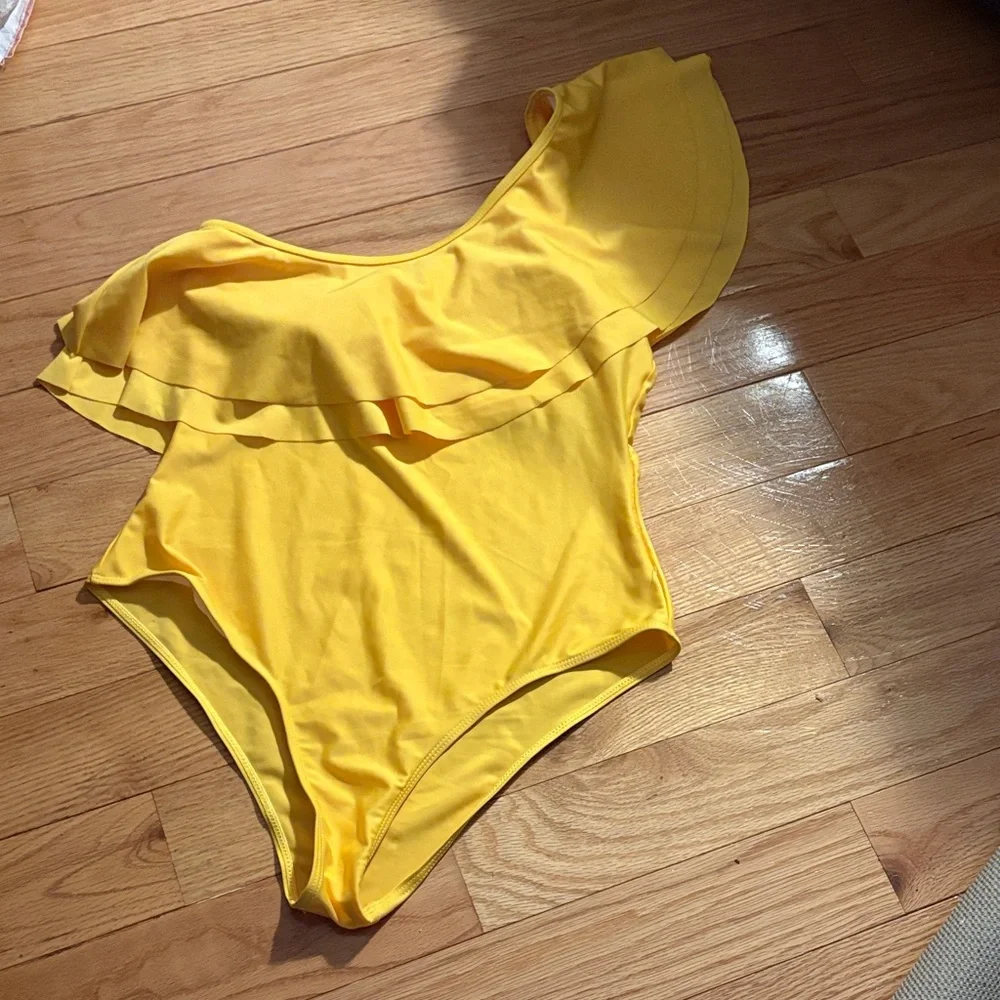 One-Shoulder Ruffle Yellow Swimsuit - Picture 3 of 4